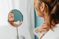 Puffiness in the face. (Image via pexels / karolina grabowska)
